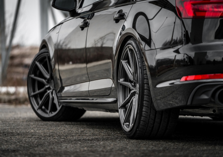 Погоня полиции за черной Audi по улицам Петербурга попала на видео