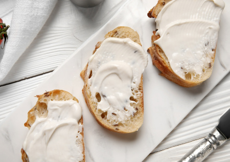 Домашний плавленый сыр за 10 минут: нежная намазка, которая заменит магазинный аналог