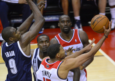 Судьи удалили четырех игроков после массовой драки в матче НБА