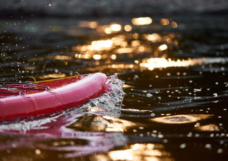 Сотни сапсерферов «угнали» льдины и выстроились в число 2026