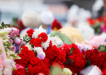 Россияне несут цветы к мемориалу в память о жертвах «Крокуса»