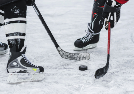 Попавшая в шею шайба отправила вратаря НХЛ в больницу