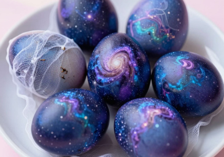 Беру марлю и заварку — через час на тарелке яйца с космическими переливами: галактическое чудо на Пасху