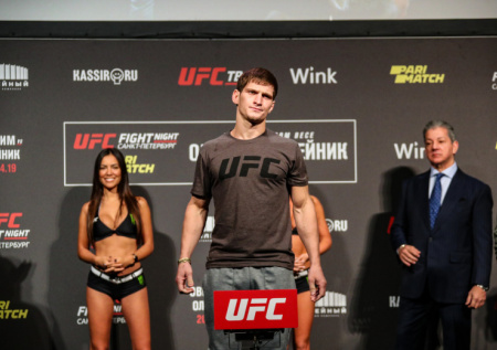 Непобежденный россиянин выиграл главный бой турнира UFC