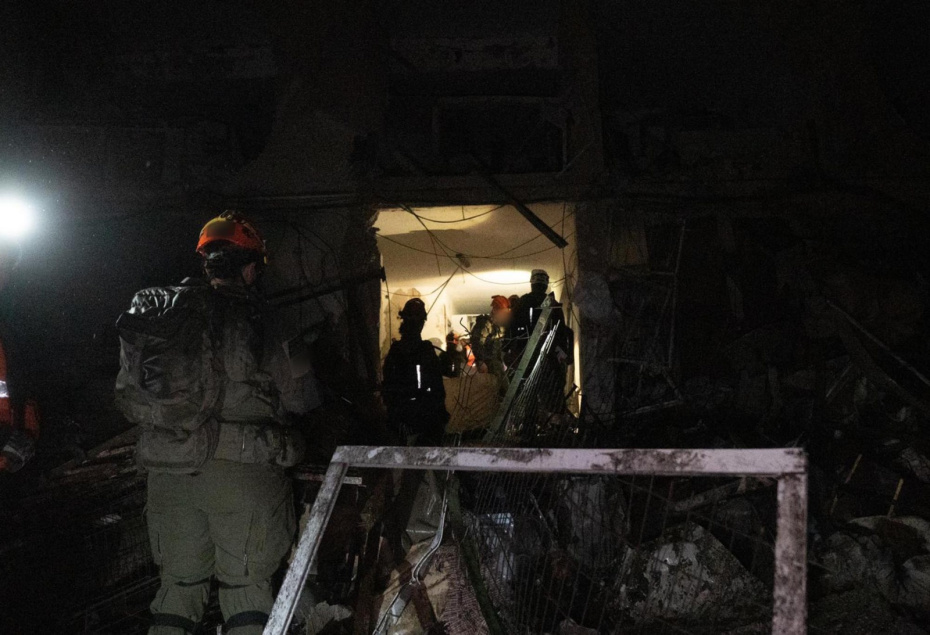 Спасатели на месте попадания иранской ракеты в Димоне, 21 марта 2026 года