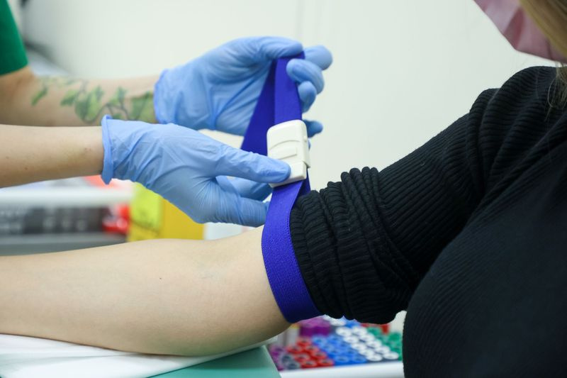 Забор крови у пациентки в клинике