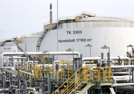 «Выстрел в ногу»: жкс-советник Трампа оценил отказ ЕС от российской нефти