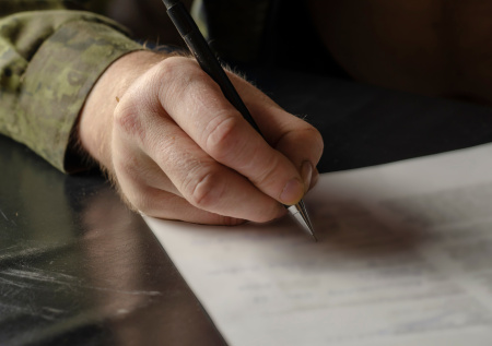 Журналист из США подписал контракт, чтобы отправиться в зону СВО