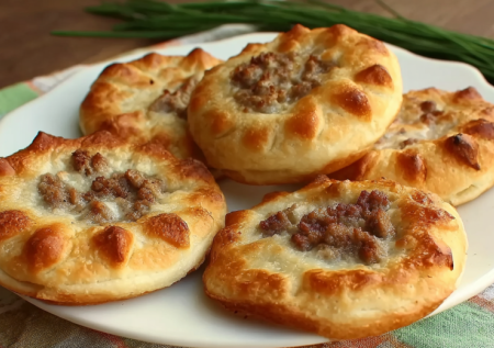 Придумала выпечку, которая и на обед, и к чаю. Перепечи с картофелем и мясом — хрустящие корзиночки с нежной заливкой