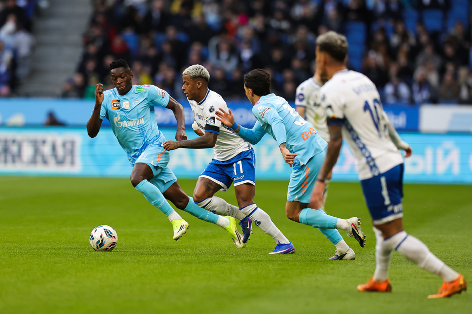 Артур Гомес (Динамо М) и Дуглас Сантос (Зенит) в матче РПЛ «Динамо» — «Зенит»