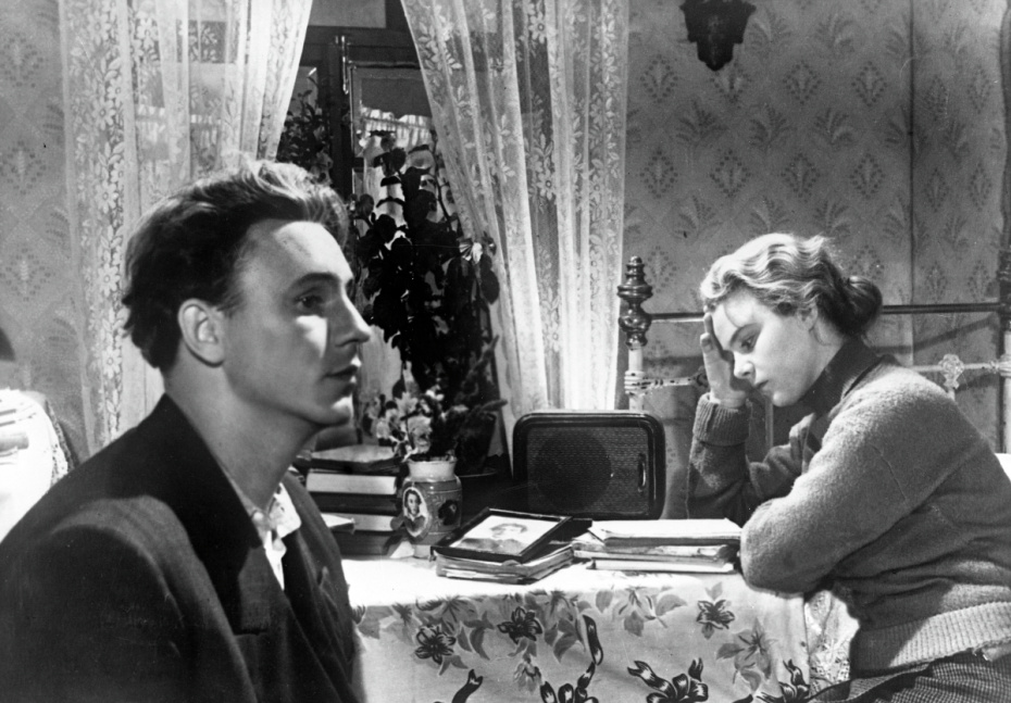 Актриса Нина Иванова в роли Тани, в роли Саши Савченко — артист Николай Рыбников. Кадр из художественного фильма «Весна на Заречной улице». Одесская киностудия, 1956 год. Украинская ССР. Режиссеры Феликс Миронер и Марлен Хуциев