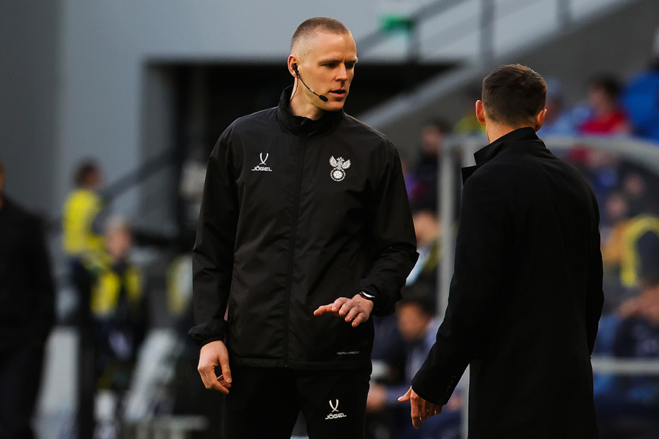 Арбитр Андрей Прокопов и главный тренер Сергей Семак («Зенит»)