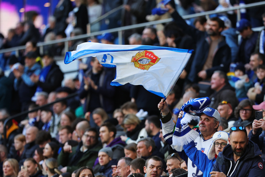 Болельщики на трибунах во время матча РПЛ «Динамо» — «Зенит»