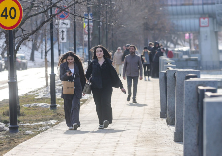 Стилист дал советы, как не пачкать заднюю сторону брюк весной