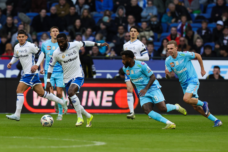 Муми Нгамалё (Динамо М),  Вендел (Зенит) и Максим Глушенков (Зенит)  в матче РПЛ «Динамо» — «Зенит»