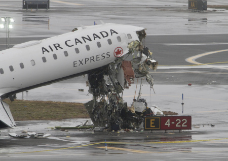 Момент жесткого столкновения самолета с пожарной машиной попал на видео