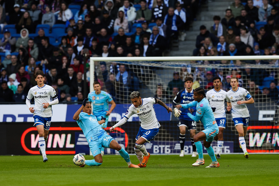 Бителло (Динамо М), Джон Джон (Зенит) и Вильмар Барриос (Зенит) в матче РПЛ «Динамо» — «Зенит»