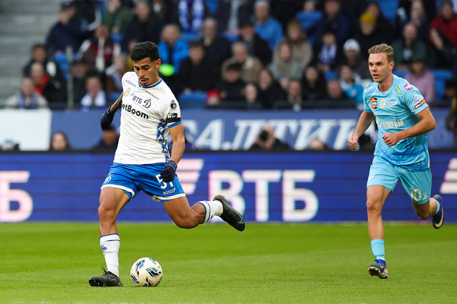 Дэвид Рикардо (Динамо М) и Максим Глушенков (Зенит) в матче РПЛ «Динамо» — «Зенит»