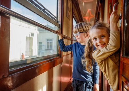 Юрист ответил, чем могут обернуться шумные детские игры в поезде