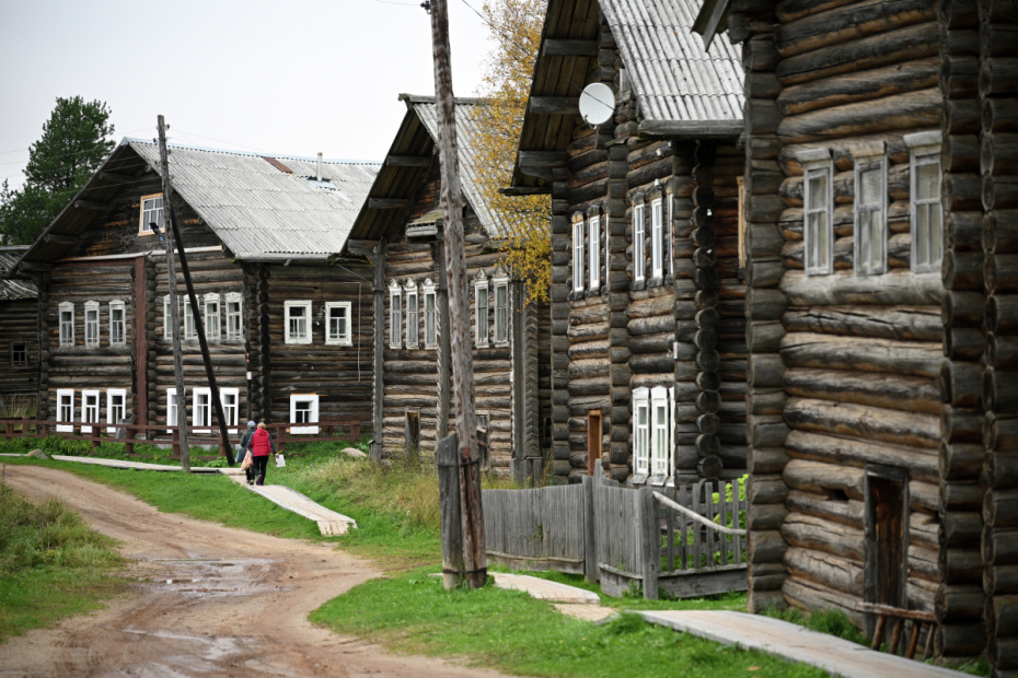 Местные жители идут по деревне Кимжа Мезенского района Архангельской области