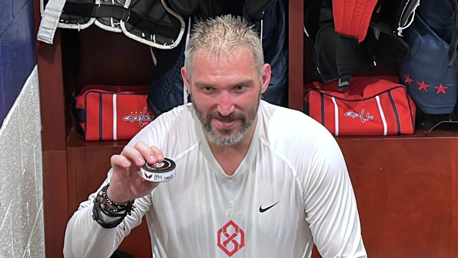 Александр Овечкин в раздевалке после окончания матча регулярного чемпионата НХЛ между ХК «Вашингтон Кэпиталз» (Вашингтон) и ХК «Чикаго Блэкхоукс» (Чикаго). В этом матче А. Овечкин забил 894-ю шайбу в своей карьере в НХЛ и сравнялся с Уэйном Гретцки по количеству голов в истории НХЛ