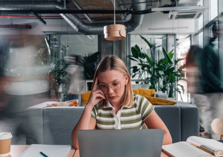 Раскрыто, почему ИИ заставляет специалистов чувствовать себя бесполезными