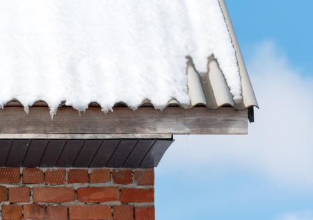 Россиянка погибла при сходе снега с крыши дома