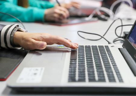 Стало известно, зачем взломщики следят за обычными людьми через гаджеты