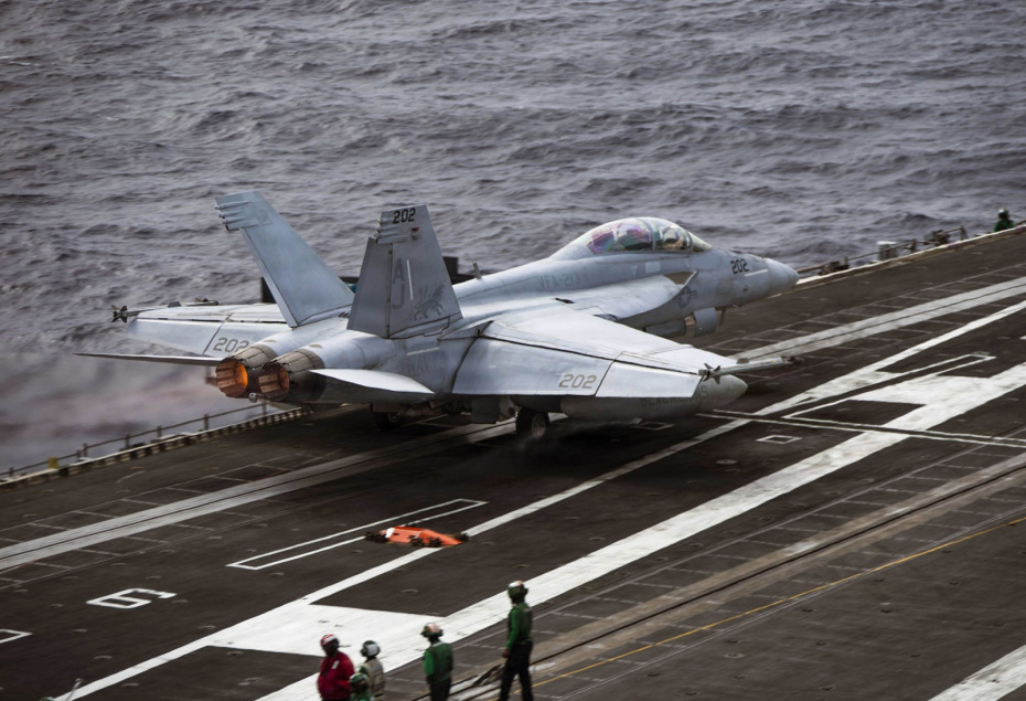 Истребитель F/A-18F Super Hornet ВМС США взлетает с полетной палубы авианосца USS Gerald R. Ford