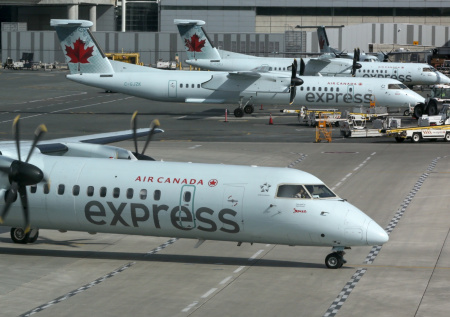 Самолет столкнулся с пожарной машиной и получил сильные повреждения