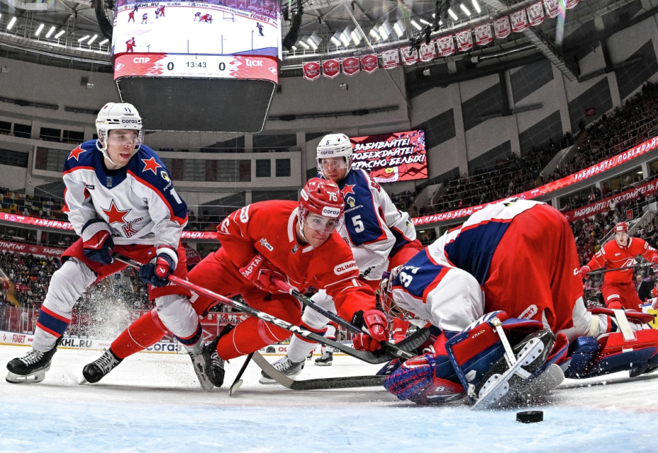 Игроки в матче регулярного чемпионата Континентальной хоккейной лиги (КХЛ)