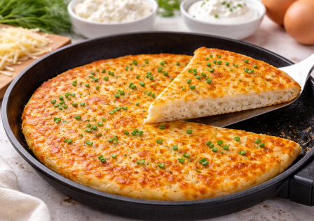 Вместо уставшей яичницы: быстрая лепёшка на сковороде из творога и сыра — станет вашим любимым завтраком
