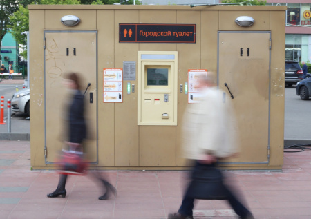 Москвичи попытались добиться включения туалетов в «белые списки»