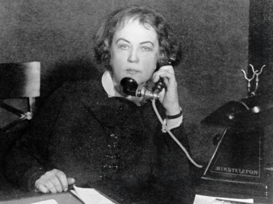 Советский дипломат Александра Коллонтай (1872–1952) в рабочем кабинете советского полпредства