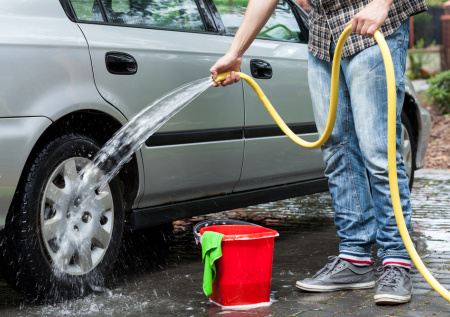 Юрист ответил, какой штраф грозит за мойку машины во дворе