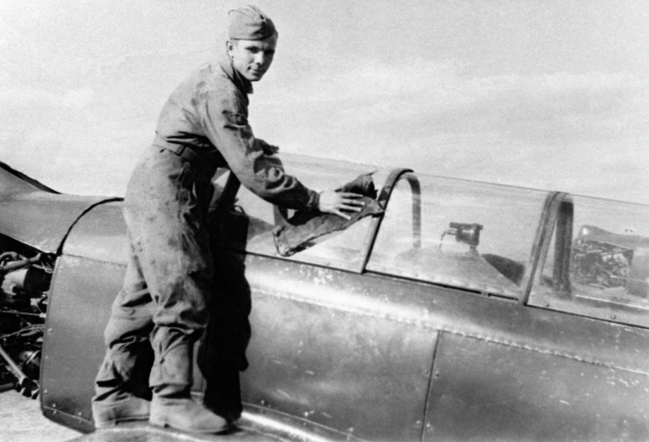 Курсант Саратовского аэроклуба Юрий Гагарин готовится к полету на самолете ‭«ЯК-18» 06 под руководством опытного летчика-инструктора Дмитрия Мартьянова. Фотография 1955 года
