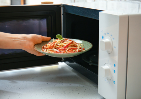 Как готовить в духовке и микроволновке: лайфхаки и простые рецепты