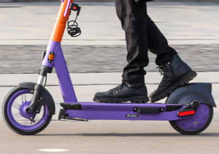 Курьер на электросамокате ушел в свободный полет после удара кроссовера