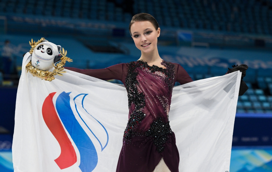 Анна Щербакова, занявшая 1-е место в женском одиночном катании на соревнованиях по фигурному катанию на XXIV зимних Олимпийских играх в Пекине, 2022 год