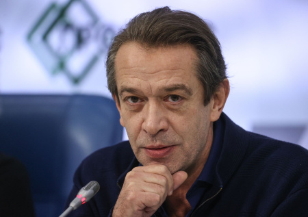 «Мы хотим ехать»: Машков предложил вернуть фронтовые гастроли для артистов