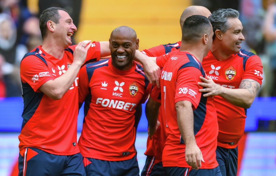 Вагнер Лав (в центре) и игроки ФК ЦСКА-2005 радуются голу в матче турнира Первый Еврокубок в Москве, 2025 год