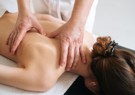 Реабилитолог предупредил о рисках неправильного массажа