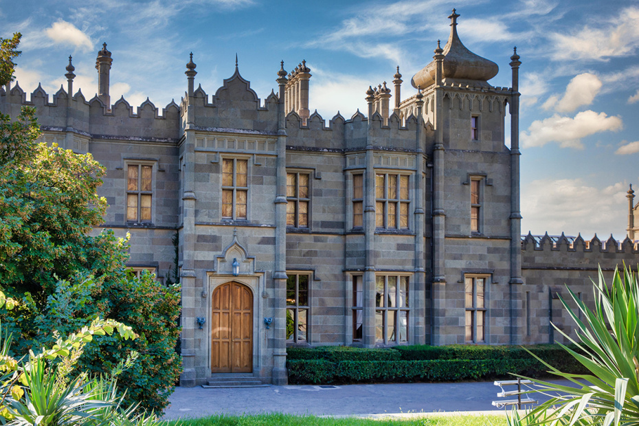 Воронцовский дворец в Алупке (в получасе езды)