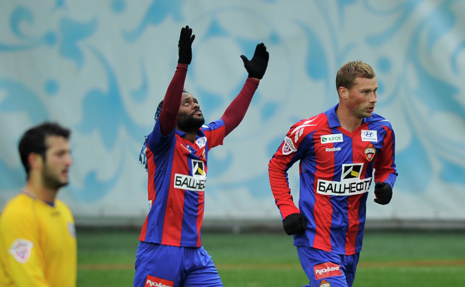 Нападающий ЦСКА Вагнер Лав (в центре) празднует второй гол в матче 23-го тура Российской футбольной премьер-лиги между ПФК ЦСКА (Москва) и ФК «Ростов» (Ростов-на-Дону), 2010 год