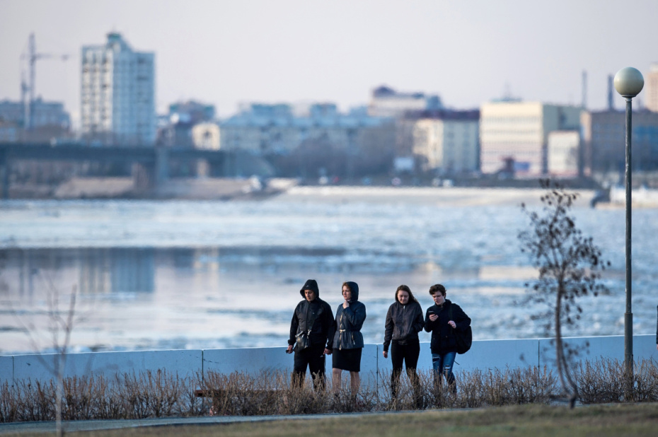 Горожане на Иртышской набережной в Омске