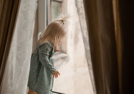 Педиатр объяснил, как предотвратить выпадение детей из окон