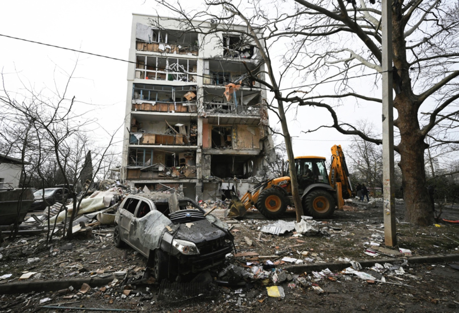 Последствия взрыва в жилом доме в Севастополе