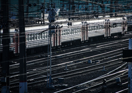 Пригородный поезд сошел с рельсов в российском регионе