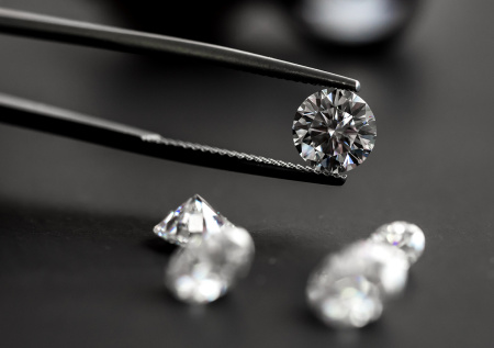 На свалке нашли бриллианты на более 2 млн рублей