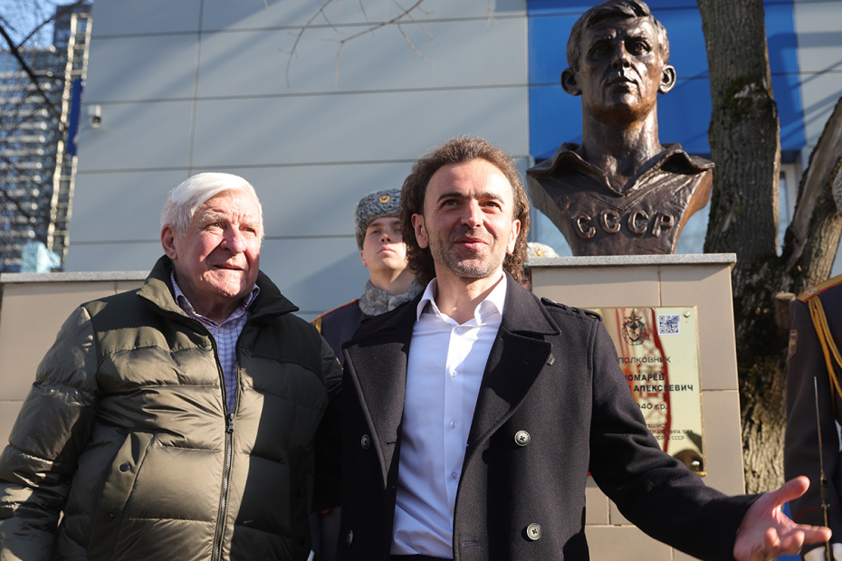 Россия. Москва. Владимир Пономарев и генеральный директор ФК ЦСКА Роман Бабаев на церемонии открытия бюста на Аллее славы ЦСКА